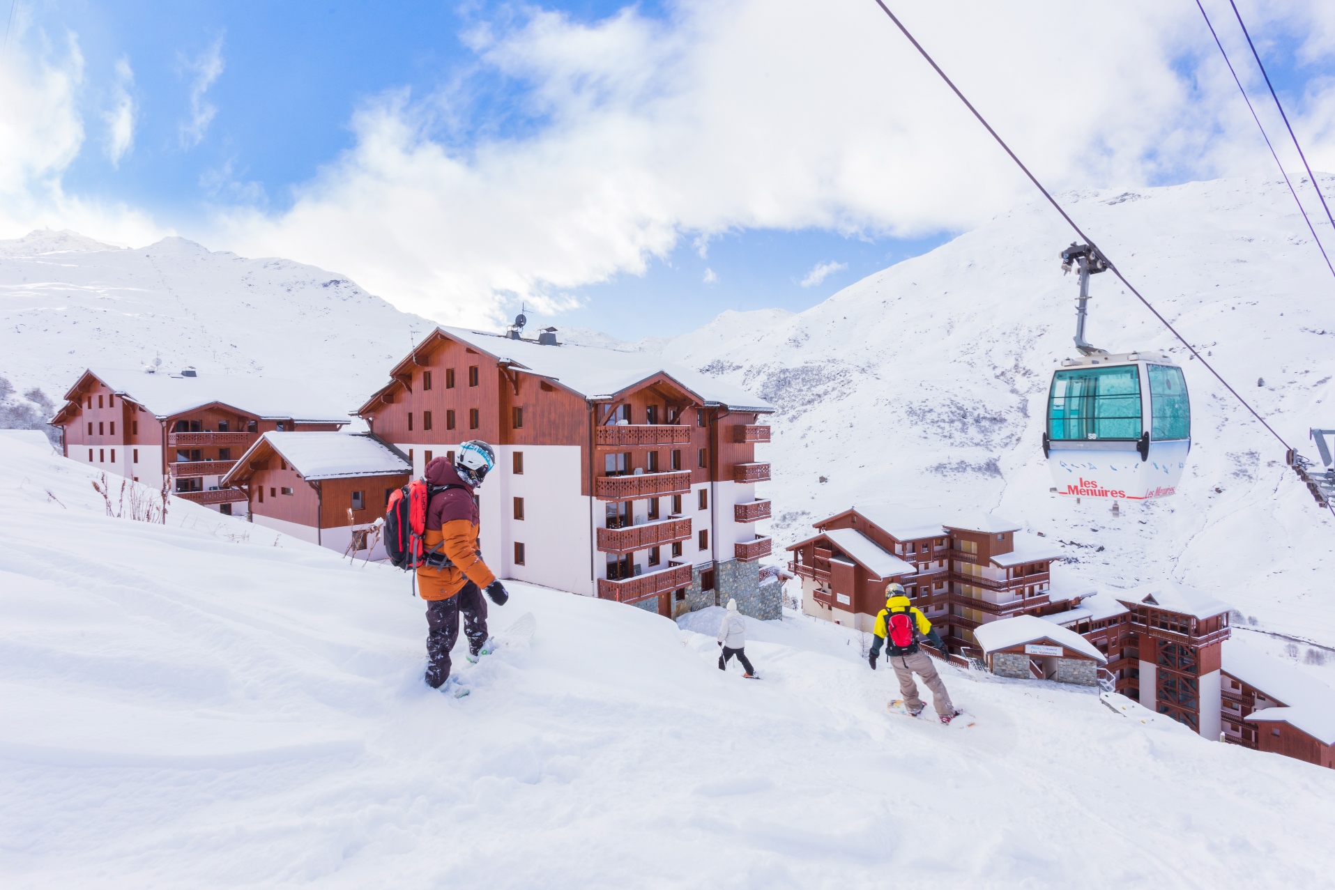 Les Chalets de l'Adonis aux Menuires vu des pistes