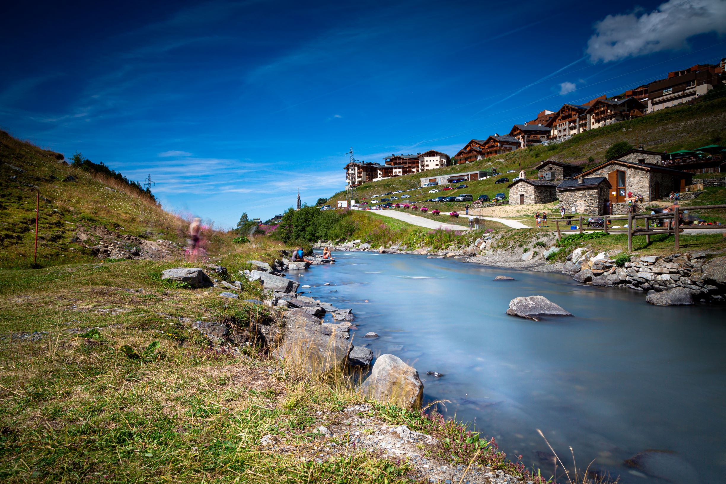 Les Menuires en été - Quartier des Bruyères avec une rivière