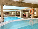 Espace détente avec jacuzzi et piscine de l'hôtel Le Vancouver à La Plagne