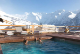 Piscine extérieure de l'Alta Peyra en hiver, vue sur les montagnes enneigées