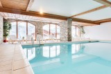 Piscine intérieure des Chalets de l'Adonis - vue montagne en hiver