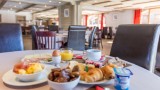 Table de petit déjeuner complet à l'hôtel Le Vancouver 