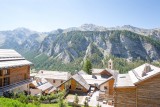 Vue sur le Queyras en été depuis l'hôtel Alta Peyra