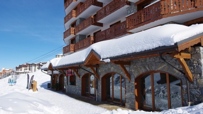 Entrée de la résidence les Chalets de l'Adonis aux Menuires en hiver