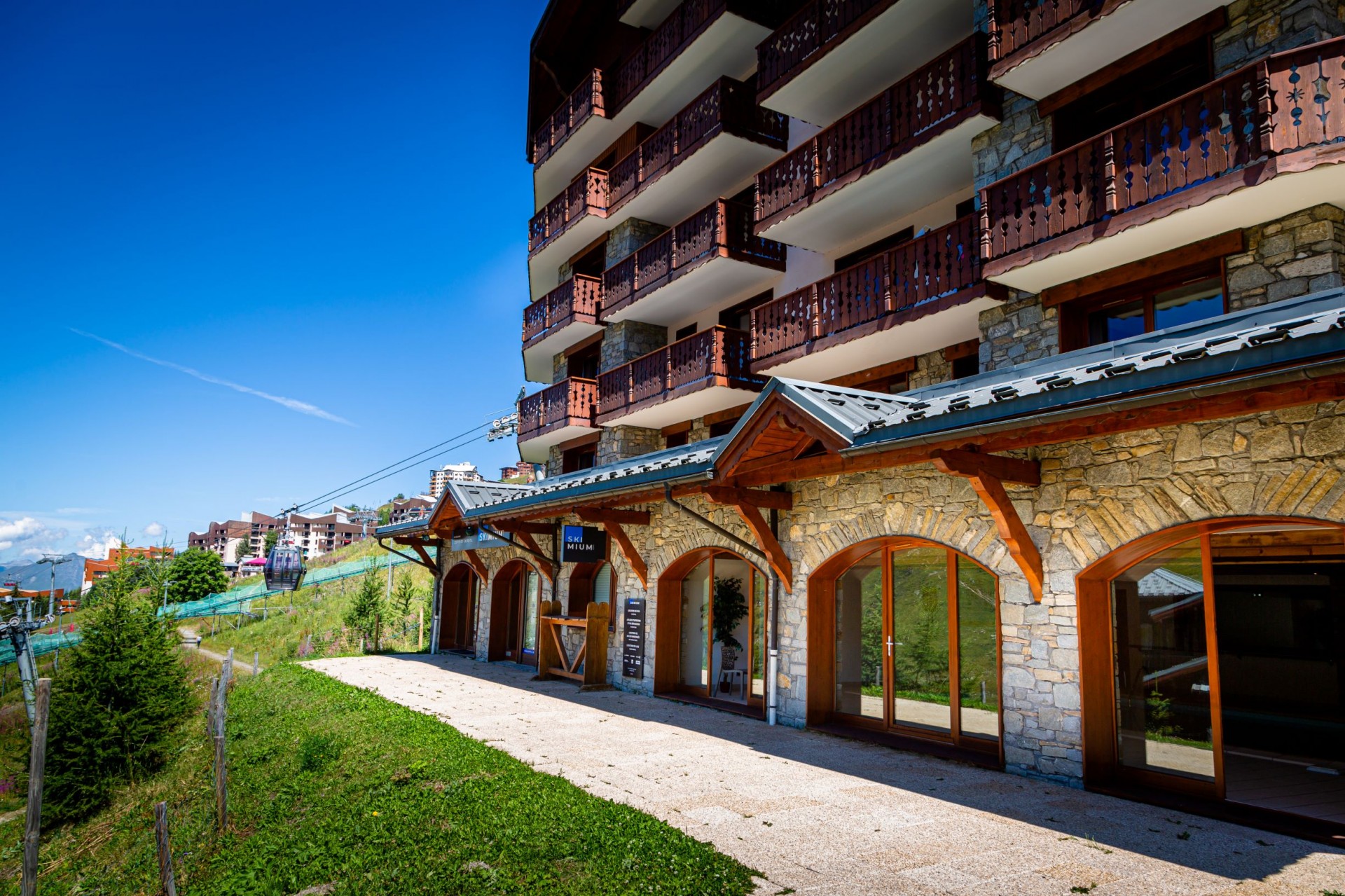 Entrée de la résidence les Chalets de l'Adonis aux Menuires