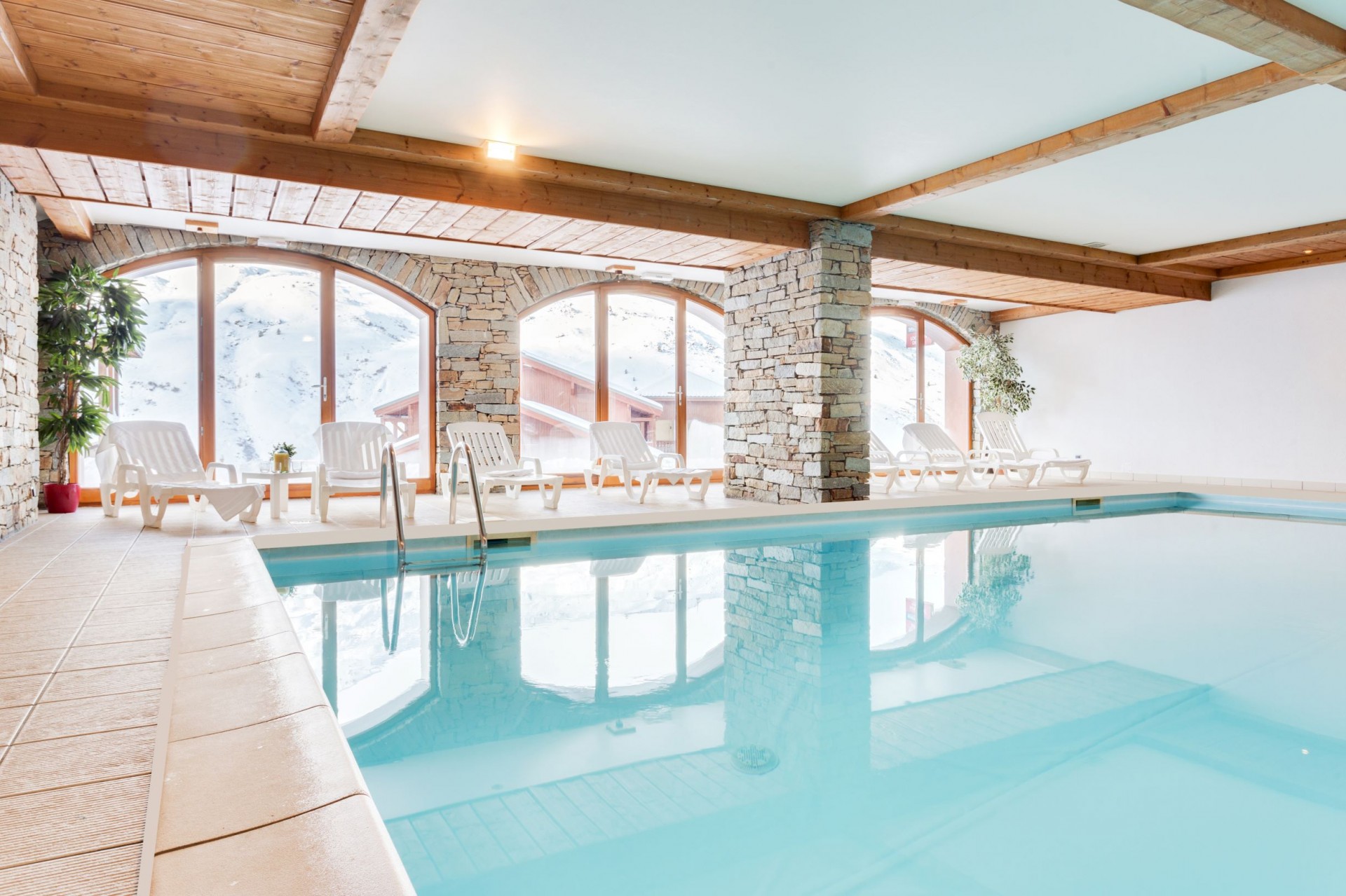 Piscine intérieure des Chalets de l'Adonis - vue montagne en hiver