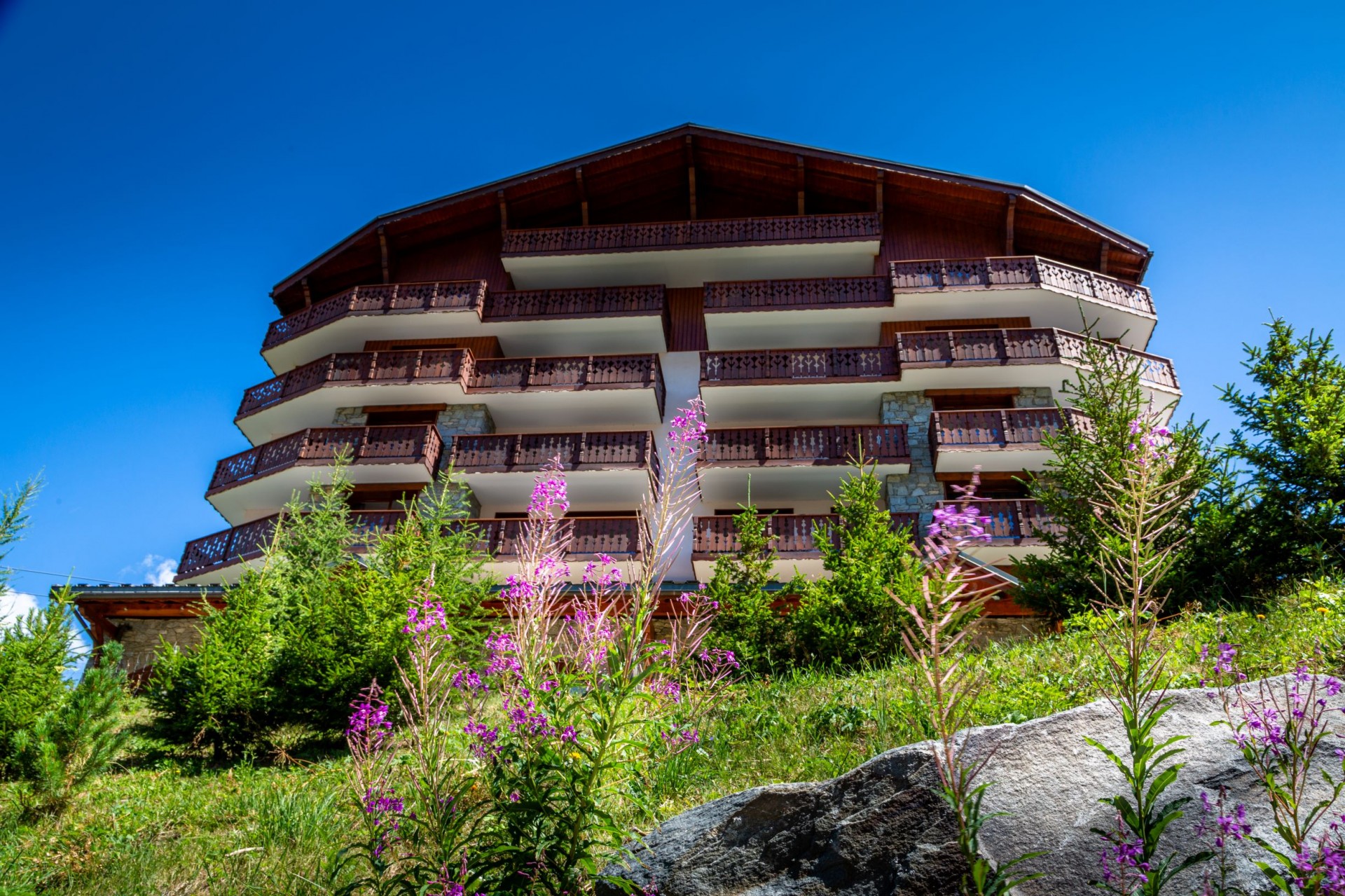 Résidence les Chalets de l'Adonis aux Menuires en été