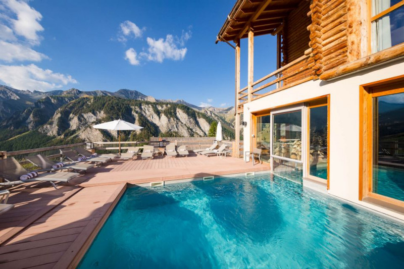 Piscine extérieure en été, hôtel Alta Peyra à Saint-Véran