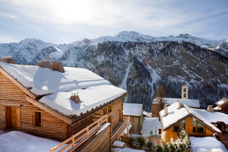 Vue sur les chalets de l'hôtel Alta Peyra à Saint-Véran en hiver