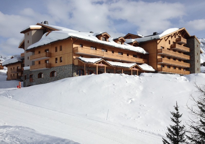 Vue sur l'hôtel Le Vancouver depuis les pistes en hiver à La Plagne