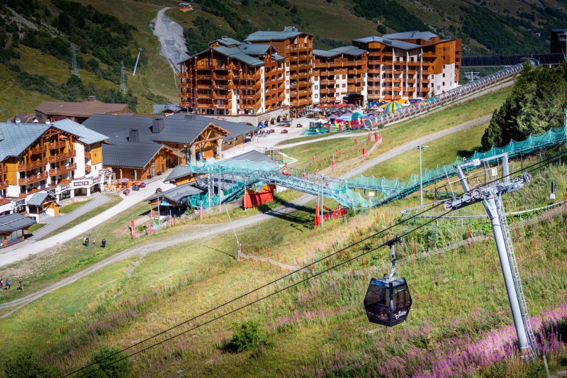 Vue sur la résidence Les Chalets de l'Adonis aux Menuires  en été