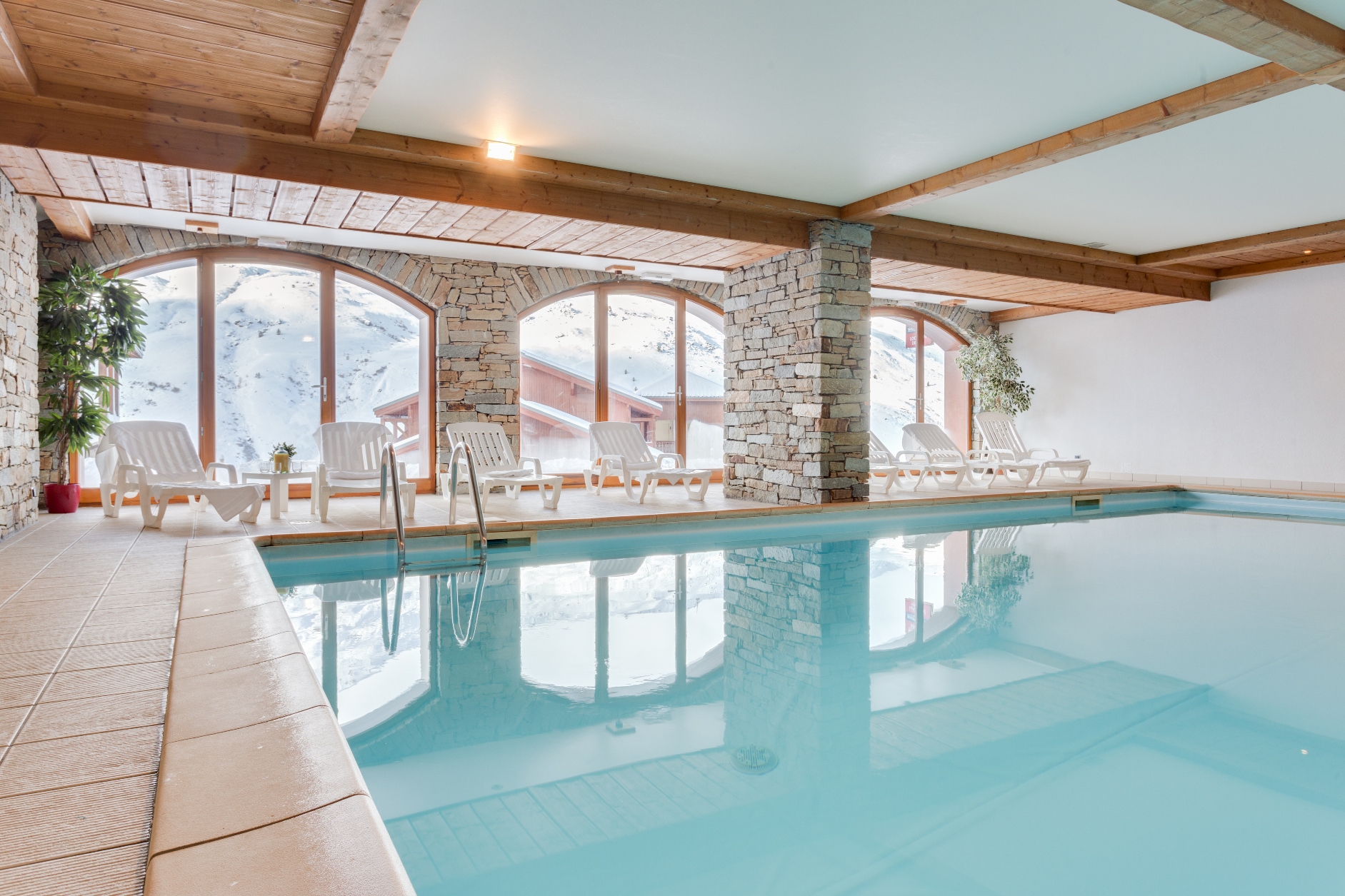 Piscine dans la résidence Les Chalets de l'Adonis aux Menuires