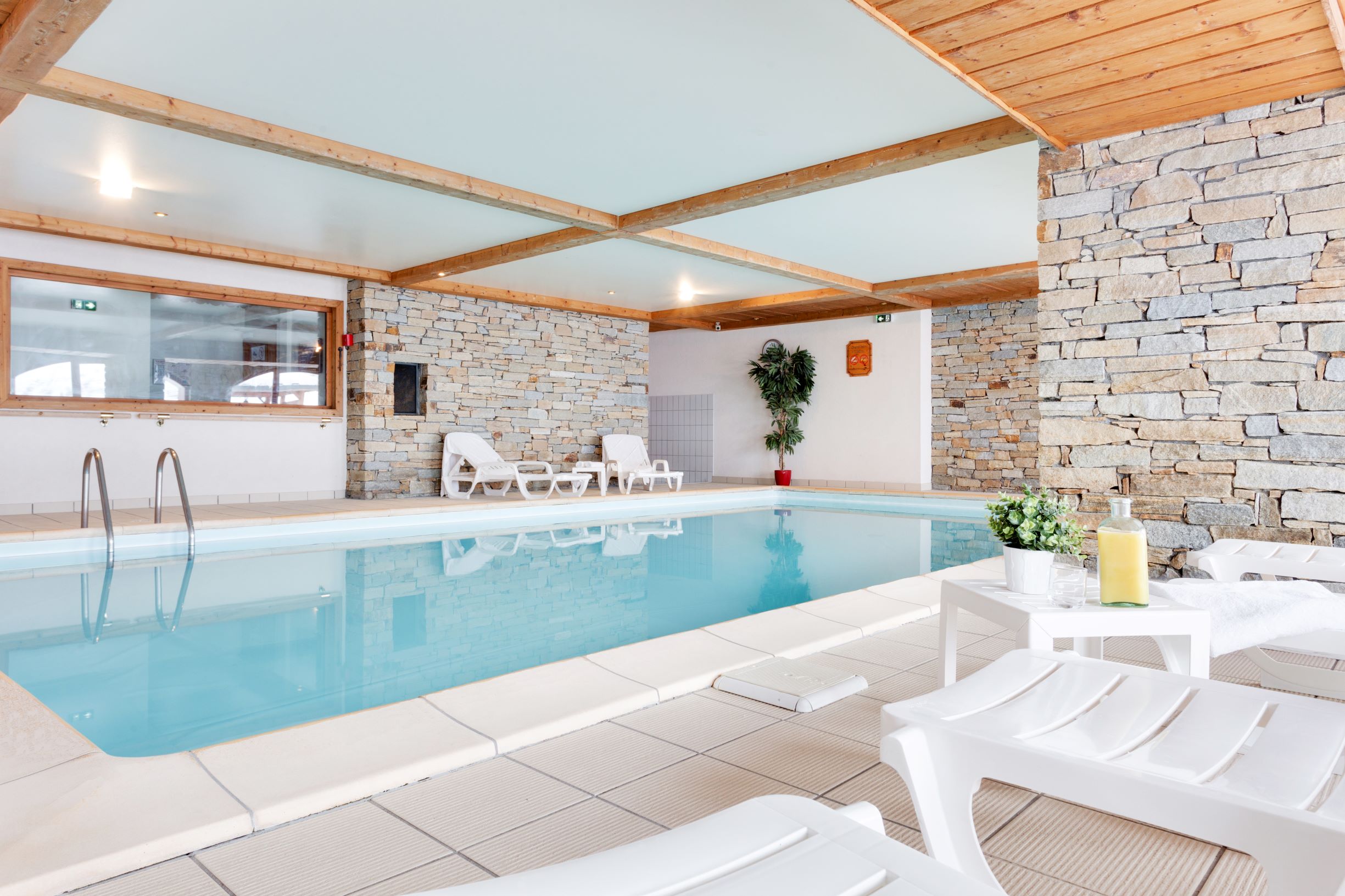 Piscine dans la résidence Les Chalets de l'Adonis