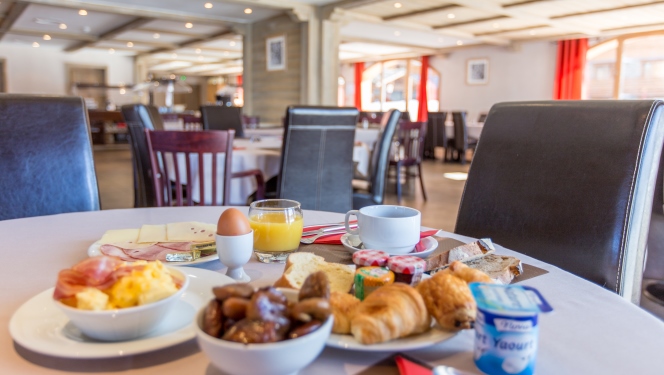 Table de petit déjeuner complet à l'hôtel Le Vancouver 