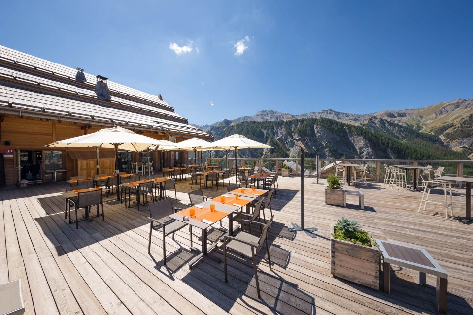 Terrasse de l'hôtel Alta Peyra avec vue panoramique sur les montagnes